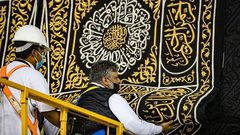 تبديل كسوة الكعبة المشرفة فجر اليوم
