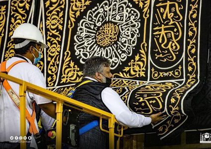 تبديل كسوة الكعبة المشرفة فجر اليوم