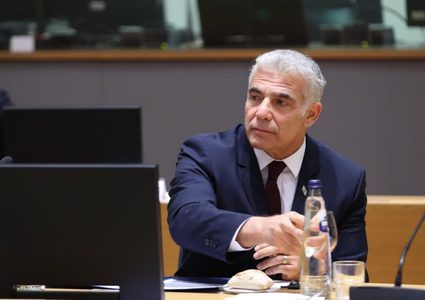 لابيد يطالب بتأجيل اخلاء الخان الأحمر