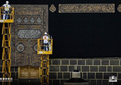 تبديل كسوة الكعبة المشرفة فجر اليوم