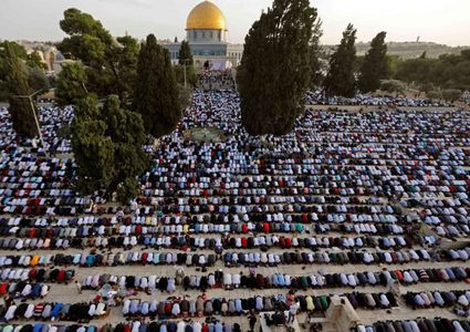 أكثر من مئة ألف مصلٍ يؤدون صلاة عيد الأضحى في الأقصى