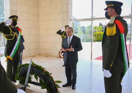 اشتية يضع إكليلا من الزهور على ضريح الشهيد ياسر عرفات