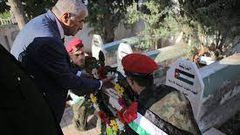 محافظ طوباس يضع اكليلا من الزهور على أضرحة الشهداء