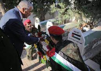 محافظ طوباس يضع اكليلا من الزهور على أضرحة الشهداء
