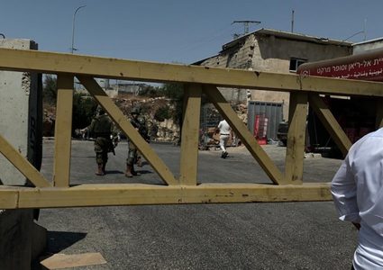 قوات الاحتلال تغلق مدخل بلدة نعلين غرب رام الله