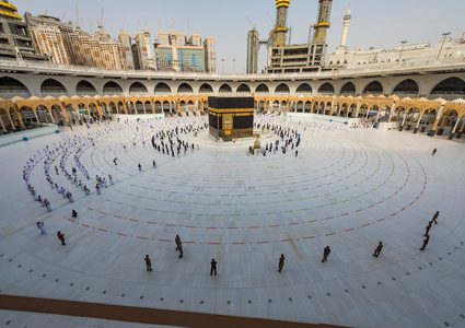 حجاج بيت الله يتوافدون لأداء طواف الإفاضة في أول أيام عيد الأضحى