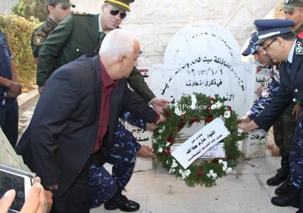 المحافظ حميد يزور مقابر الشهداء ويقرأ الفاتحة على ارواحهم