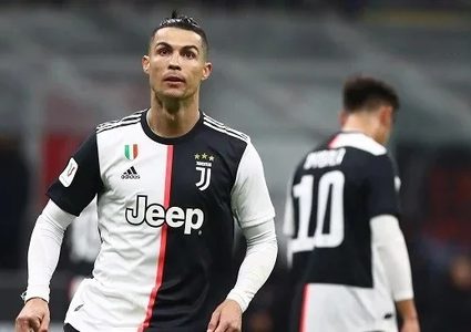 كريستيانو رونالدو متأرجح بين قرارين