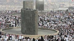 حجاج بيت الله الحرام يرمون الجمرات الثلاث في أول أيام التشريق