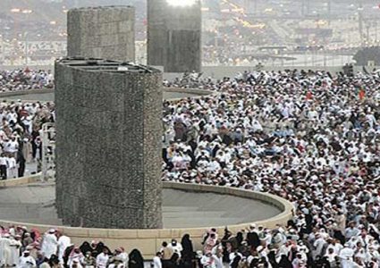 حجاج بيت الله الحرام يرمون الجمرات الثلاث في أول أيام التشريق