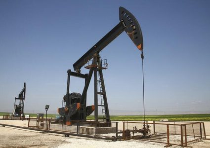 النفط يصعد رغم وجود بيانات أمريكية غير متوقعة