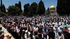 25 ألفا يؤدون صلاة الجمعة في باحات المسجد الأقصى