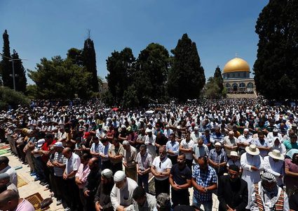 25 ألفا يؤدون صلاة الجمعة في باحات المسجد الأقصى
