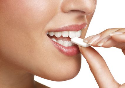 ما هي فوائد العلكة الخالية من السكر؟