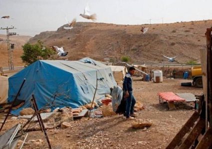 الاحتلال يقتحم خربة حمصة ويجبر المواطنين إزالة ممتلكاتهم