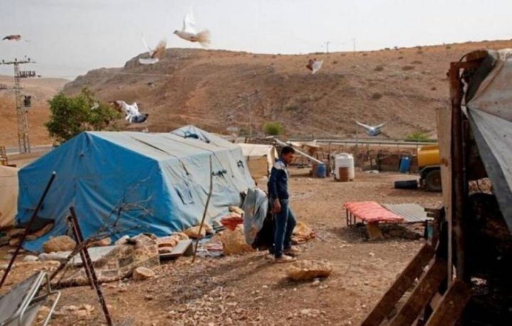 الاحتلال يقتحم خربة حمصة ويجبر المواطنين إزالة ممتلكاتهم