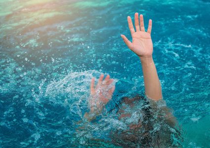 مصرع طفل ووالده غرقا في بحر عكا