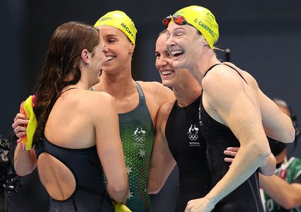 فريق سيدات أستراليا للسباحة يحطم الرقم العالمي في أولمبياد طوكيو