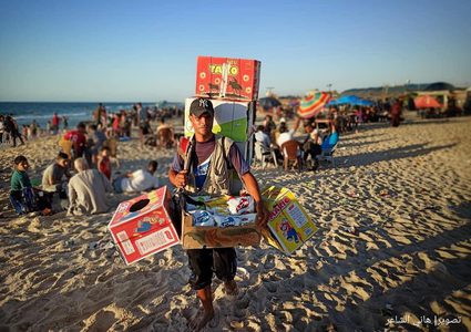 بقالة من "الشيبس" على ظهر شاب مكافح قرب شواطئ غزة