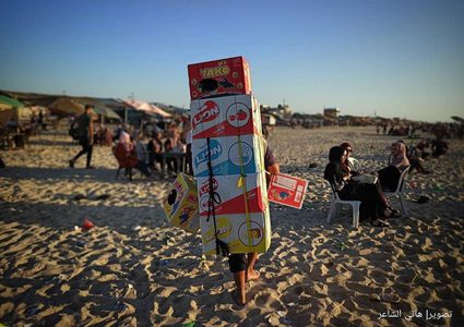 بقالة من "الشيبس" على ظهر شاب مكافح قرب شواطئ غزة