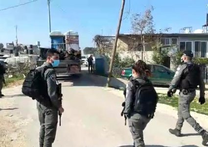 الاحتلال يستولي على معدات وكوابل لتأهيل شبكة كهرباء "السيميا"