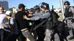 الاحتلال يعتقل شابا في حي الشيخ جراح