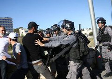 الاحتلال يعتقل شابا في حي الشيخ جراح