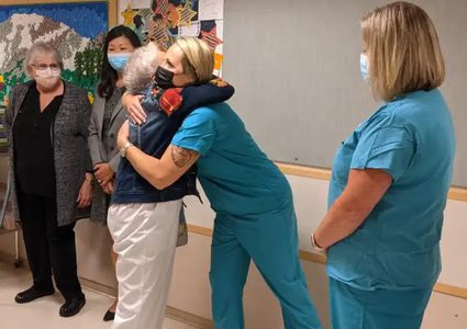 قاربت 100 عام.. تقاعد أكبر ممرضة عاملة في أمريكا