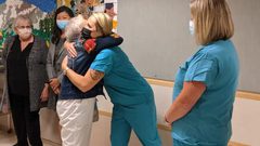 قاربت 100 عام.. تقاعد أكبر ممرضة عاملة في أمريكا