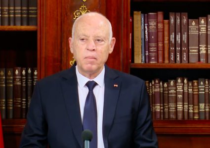 الرئيس التونسي يصدر أمراً رئاسياً يقرر فيه إعفاء رئيس الحكومة