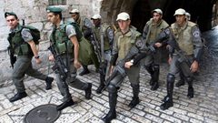 الاحتلال يعتقل شابين من منطقة باب العامود