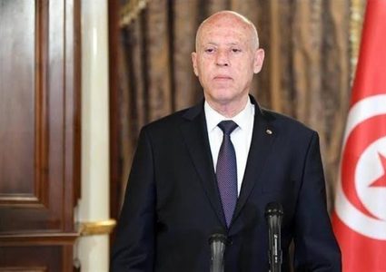 الرئيس التونسي يتولى السلطة التنفيذية ويقيل الحكومة