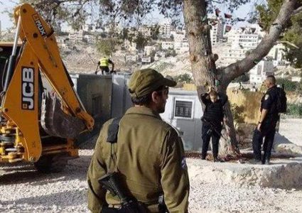 الاحتلال يحظر بهدم بئر وغرفة زراعية شرق يطا