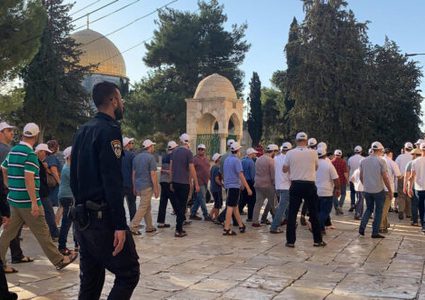 مستوطنون يقتحمون باحات الأقصى