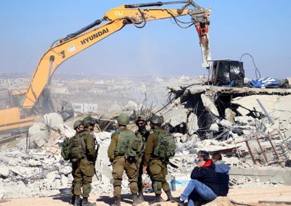 قوات الاحتلال تهدم اسطبلا للخيول في الطور بالقدس