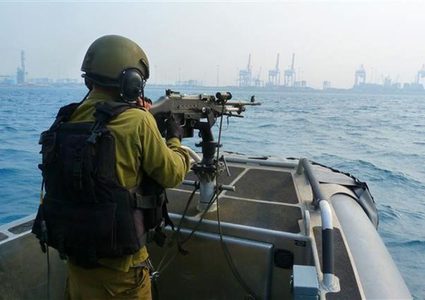 الاحتلال يستهدف مراكب الصيادين قبالة سواحل غزة