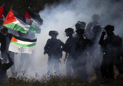 سياسيون وفنانون عالميون يوقعون على وثيقة تدين "إسرائيل"