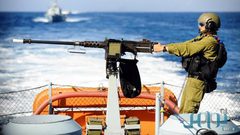 بحرية الاحتلال تعتقل صياديْن في بحر شمال القطاع