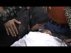 عائلة الشهيد محمد العلامي تلقي نظرة الوداع الأخير عليه