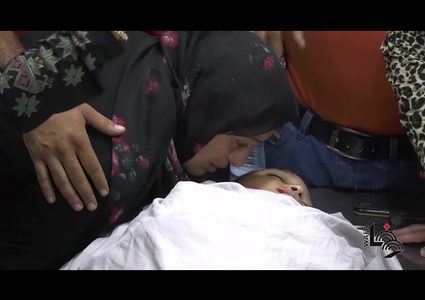 عائلة الشهيد محمد العلامي تلقي نظرة الوداع الأخير عليه