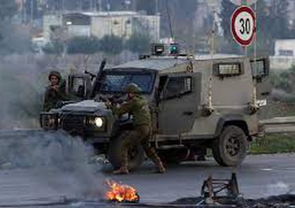 الاحتلال يهاجم موكب تشييع الشهيد شوكت عوض في بيت أمر شمال الخليل