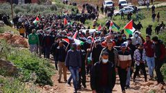 المواطنون يؤدون صلاة الجمعة في أراضيهم المهددة بالاستيلاء شرق يطا