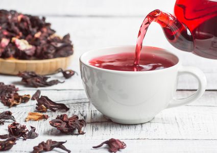 بالأدلة العلمية.. 10 فوائد صحية وتجميلية مذهلة لمشروب الكركديه