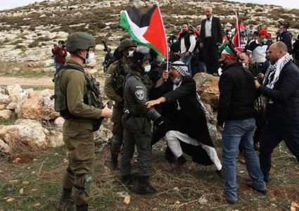 إصابات بالرصاص والعشرات بالاختناق خلال قمع الاحتلال مسيرة بيت دجن