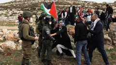 إصابات بالرصاص والعشرات بالاختناق خلال قمع الاحتلال مسيرة بيت دجن