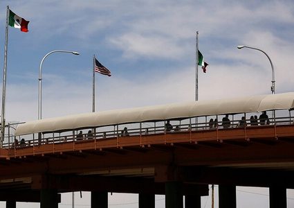 الولايات المتحدة تبدأ ترحيل عدد من العائلات المهاجرة سرا