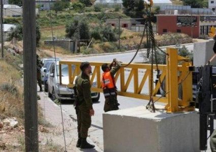 الاحتلال ينصب بوابة حديدية شرق بيت لحم