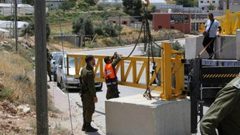 الاحتلال ينصب بوابة حديدية شرق بيت لحم