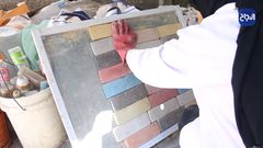 روان رجب تصنع من بقايا المواد حجرٌ بيتي صديق للبيئة