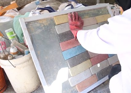 روان رجب تصنع من بقايا المواد حجرٌ بيتي صديق للبيئة